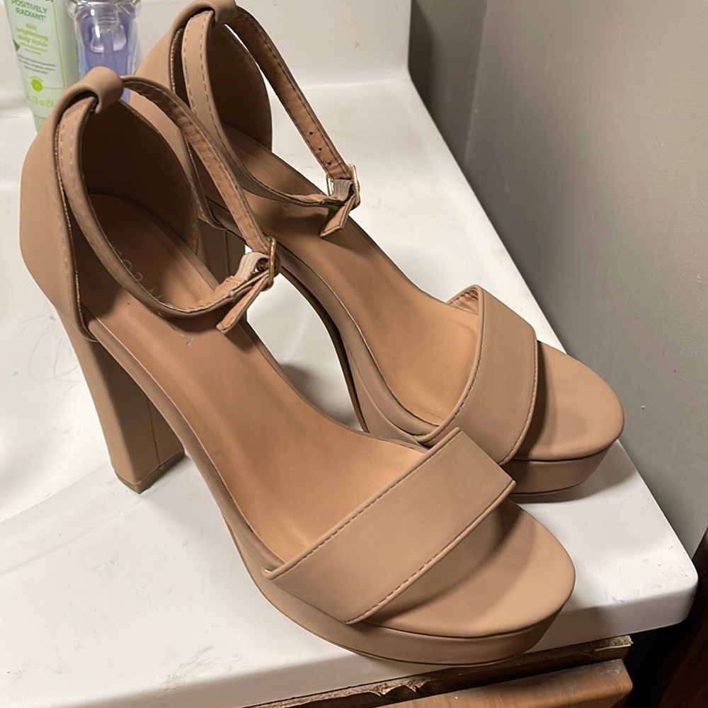 Tan top moda platform sandals…lightly worn